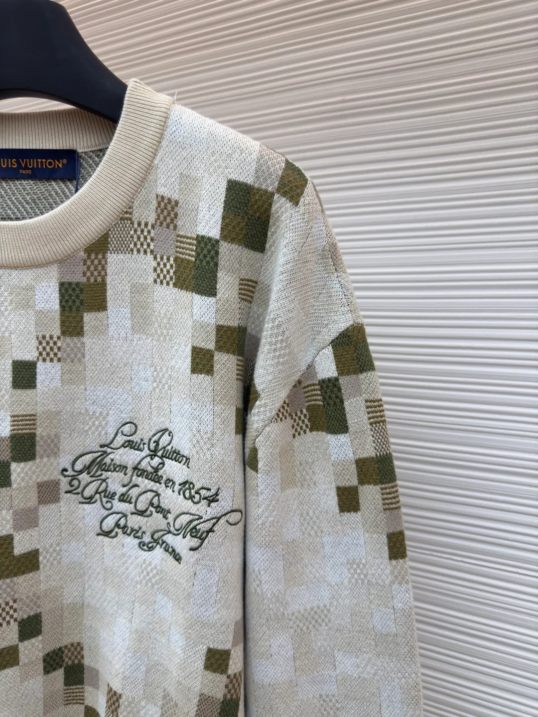 LOUIS VUITTON mosaic jacquard pullover ●Authentic product: 12800 purchased and developed ●Item number: 1680302-C55 ●Fabric: cotton fabric ●Technology: jacquard production ●Version: fitted version ●Weight: about 740 grams ●Size: elements, showing a delicate texture like snake leather. The intricate jacquard texture reflects Micro Der details, and the embroidered logo embellishes the chest, making it easy to integrate into everyday looks. Standard fit with all-over Snakoflage jacquard logo embroidered on the chest, Marque at center back, 1.VuittonDeposee embroidered patches at ribbed collar, cuffs and hem. The overall wiring is straight and delicate, the fabric is comfortable and soft, and the color is consistent without color difference. It can be matched with the same style to create a fashionable look and control various occasions. Customized accessories, complete with three standards, same style for men and women!
